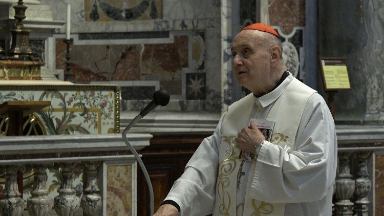 Papa renuncia cardenal comastri