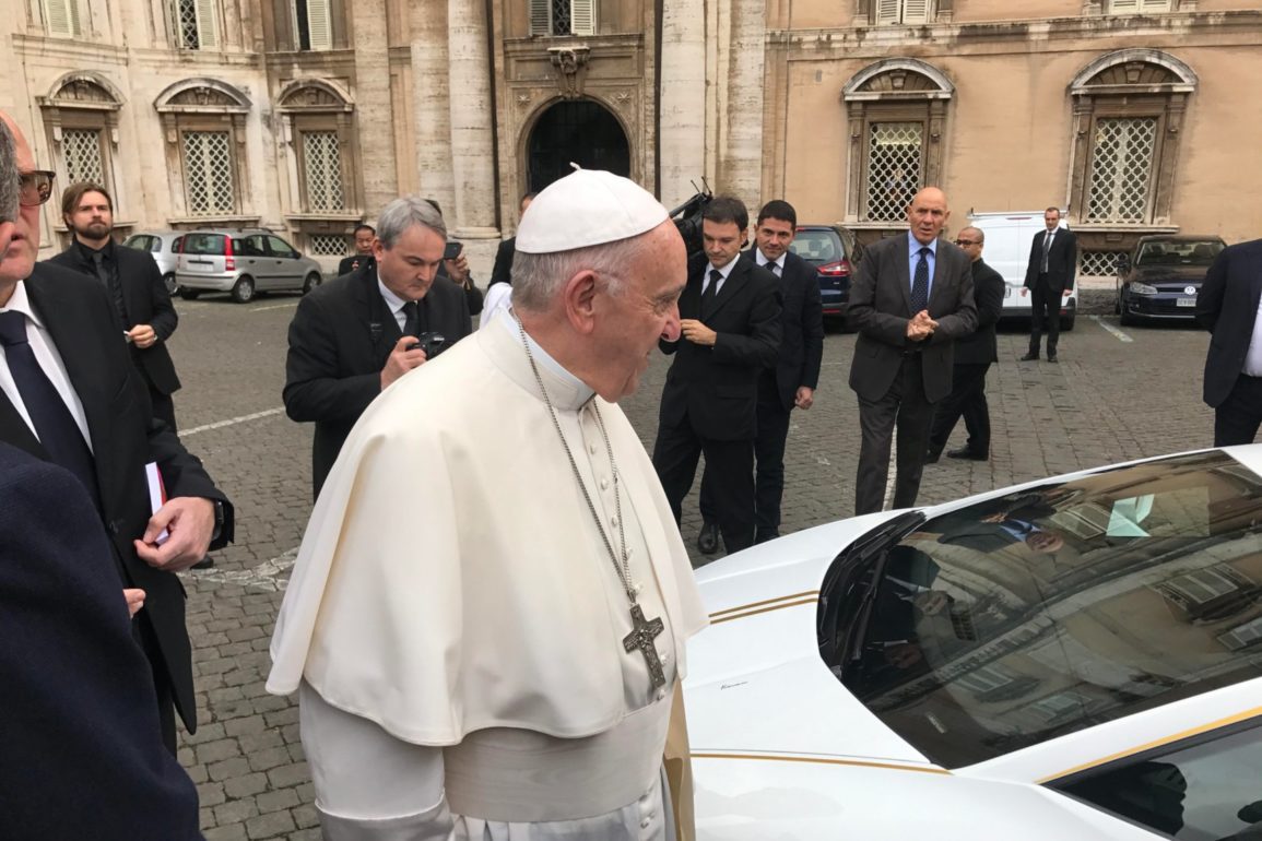 Il S. Padre con la Lamborghini