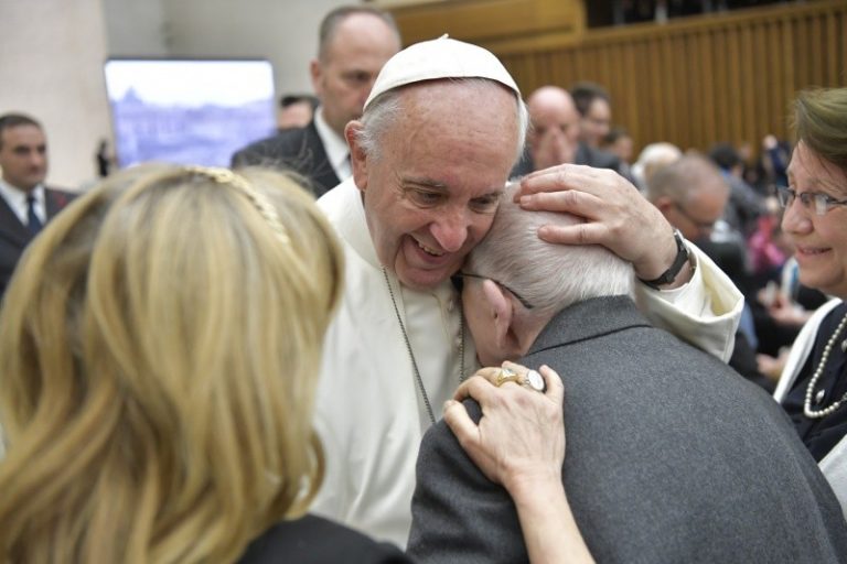 Ancianos solos Vaticano