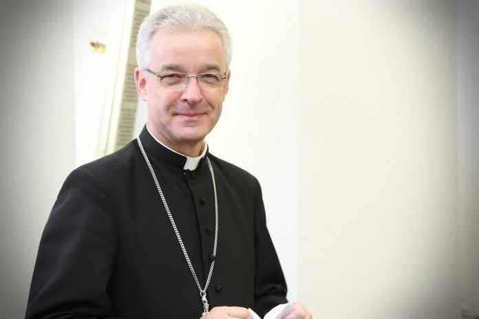 Bishop Urges Poles