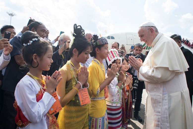 Papa Misa fieles Myanmar