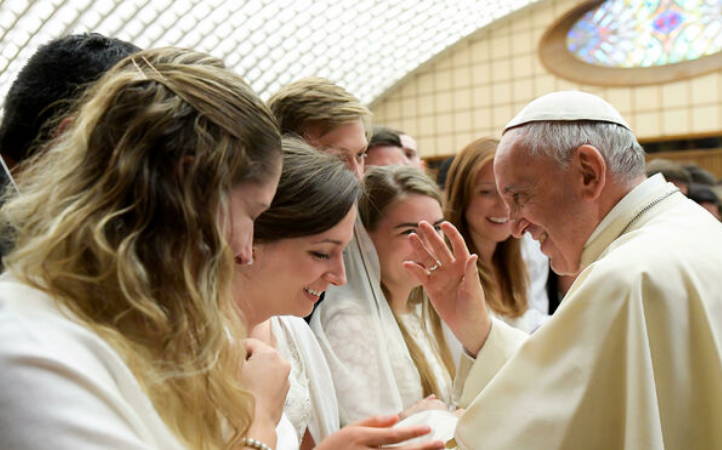 El Papa bendice a mujeres © Vatican Media