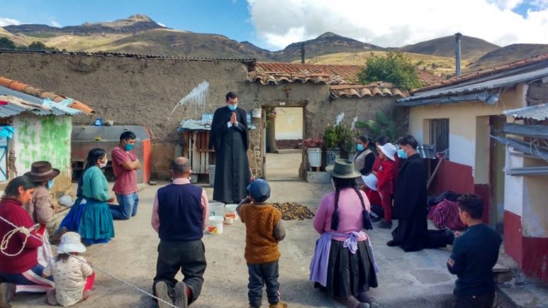 Perú: Padre Diego, un sacerdote joven en Huancavelica