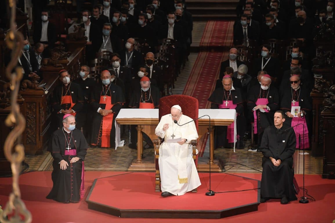 Papa clero religiosidad rígida