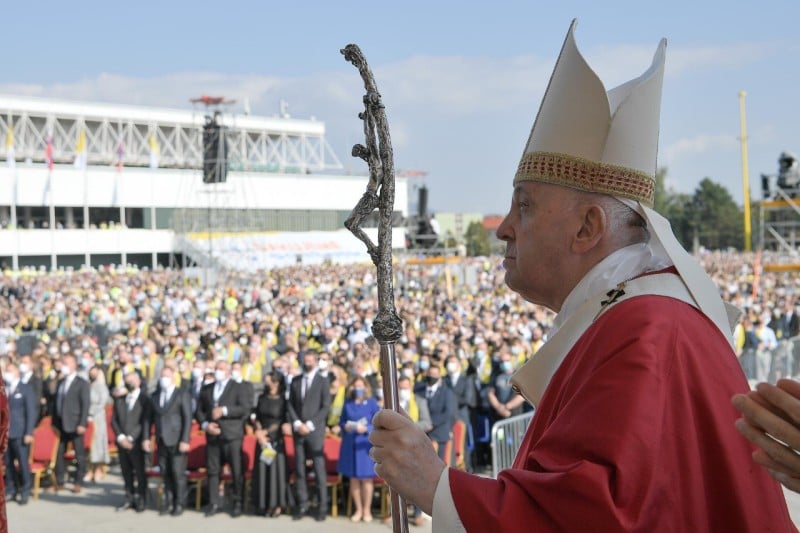 Pope: Cross Reveals Beauty of God's Love