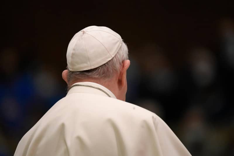 Papa oración difuntos caridad