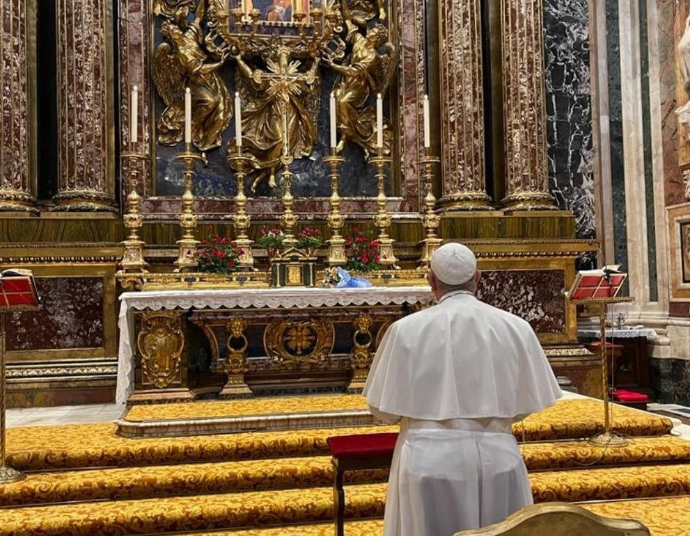 El Papa reza en Santa María la Mayor por su viaje a Chipre y Grecia
