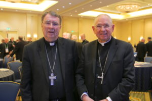 Nuncio Apostólico Arz. Christophe Pierre y Arz. José Gómez (C) Enrique Soros