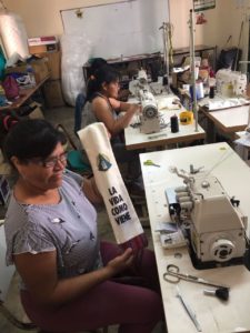 Reciclando: Bandeja de baÃ±era convertida en organizador de hilos  Diseño  de cuarto de costura, Ideas de sala de costura, Organizadores