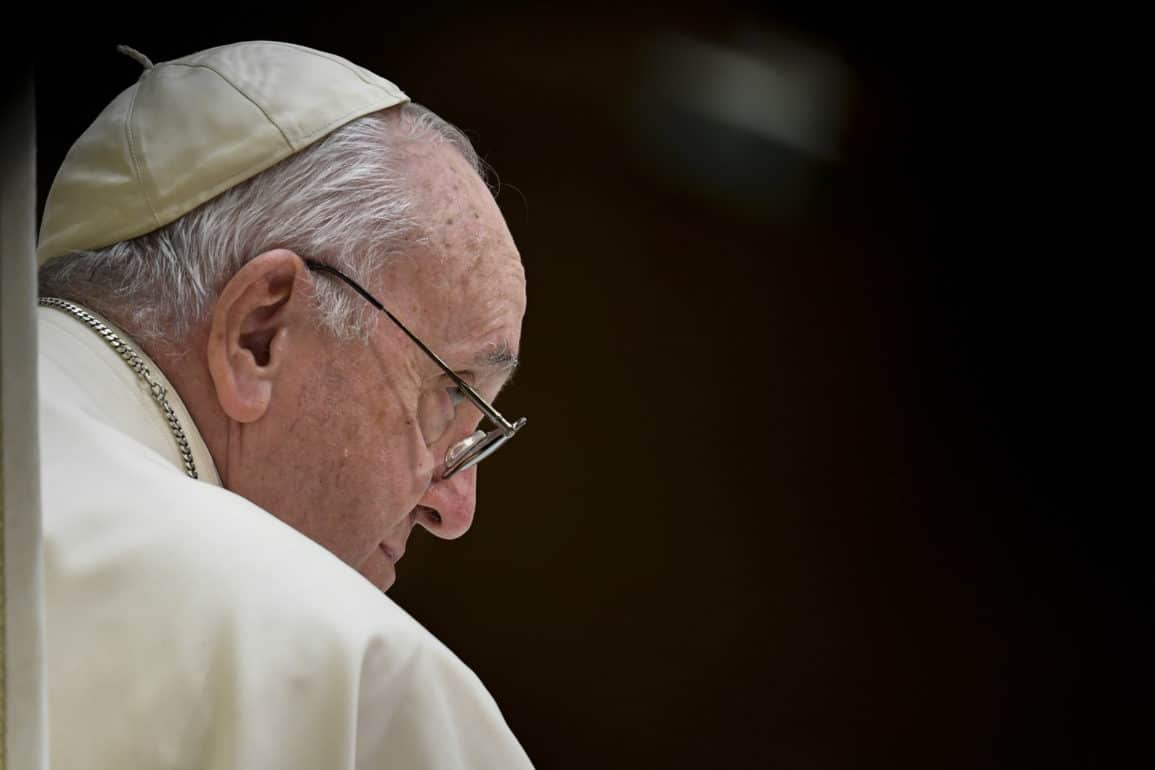 Papa renuncia impedimento médico