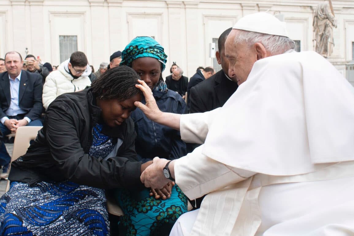 Francisco saluda a dos jóvenes nigerianas, víctimas de la persecución yihadista. (Vatican Media)