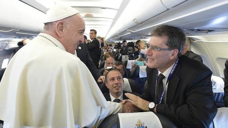 Marcelo Figueroa saluda al Papa Francisco durante un viaje apostólico