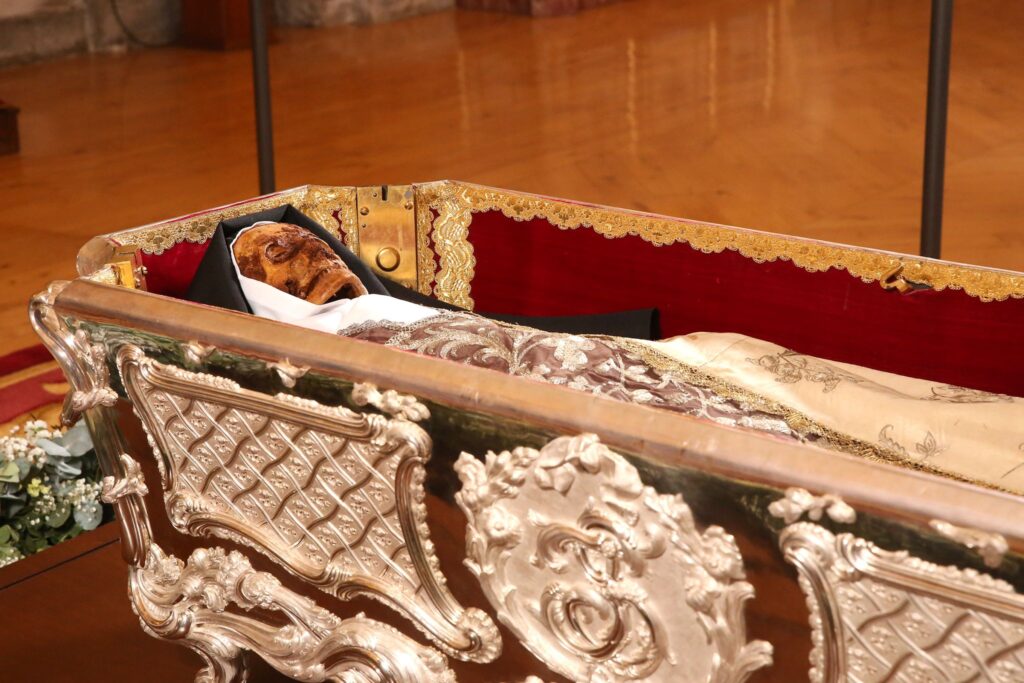 Comienza la veneración pública del cuerpo de Santa Teresa de Jesús