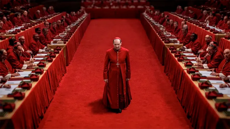 “Cónclave”, entre el thriller y la fantasía: cuando el cine se aleja del Espíritu Santo