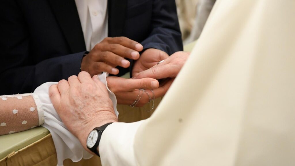 Papa Francisco a las parejas jóvenes en un texto inédito: crean en la «alegría del amor”