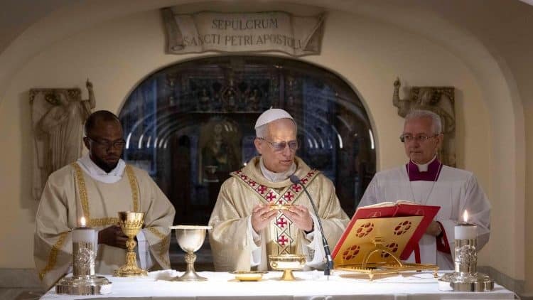 El Papa León XIV: Misa en las grutas vaticanas y oración ante las tumbas de los Papas