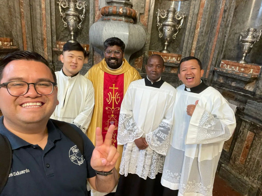 Tres chinos del Seminario Bidasoa realizan su pastoral de verano en parroquias de Madrid
